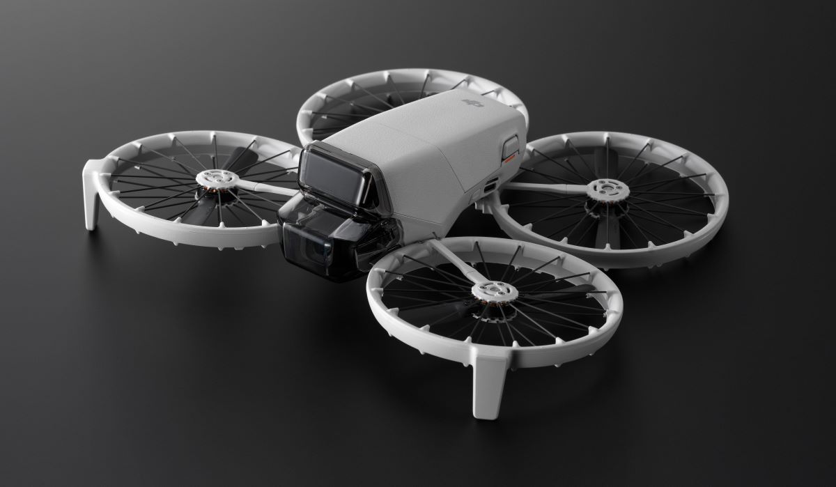 DJI初の折りたたみ式、全面保護プロペラガード搭載「DJI Flip」が発表