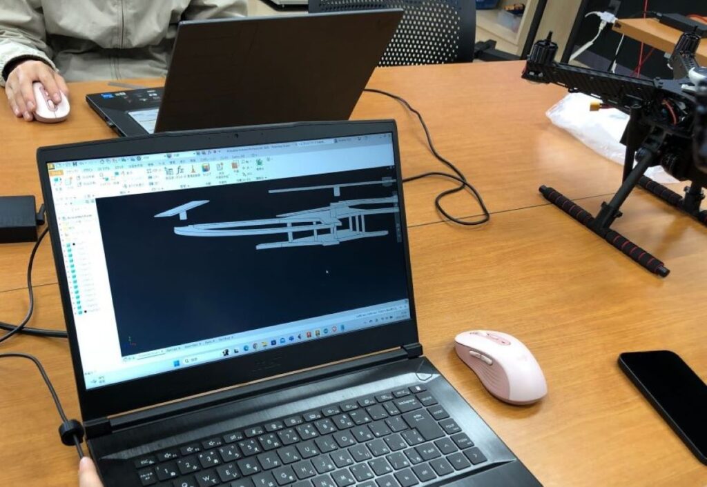 ②学生がドローンを0から作り上げる、CADソフトを使用してモデル化を行いました。