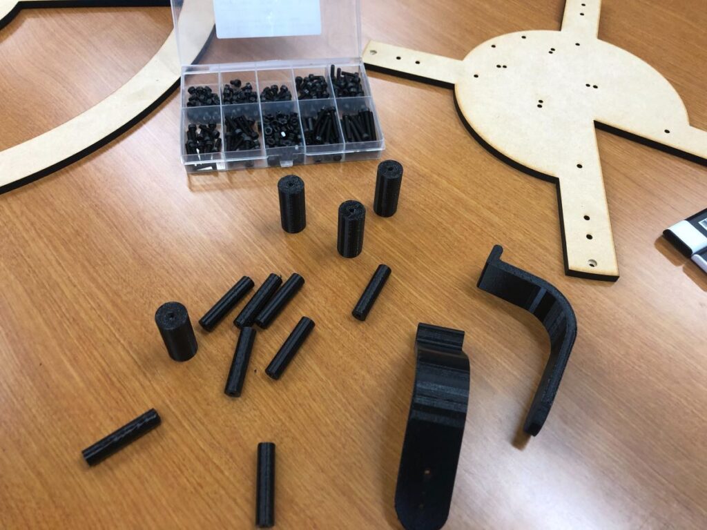 ④専門学校でドローンを一から作り上げる授業を行っています
