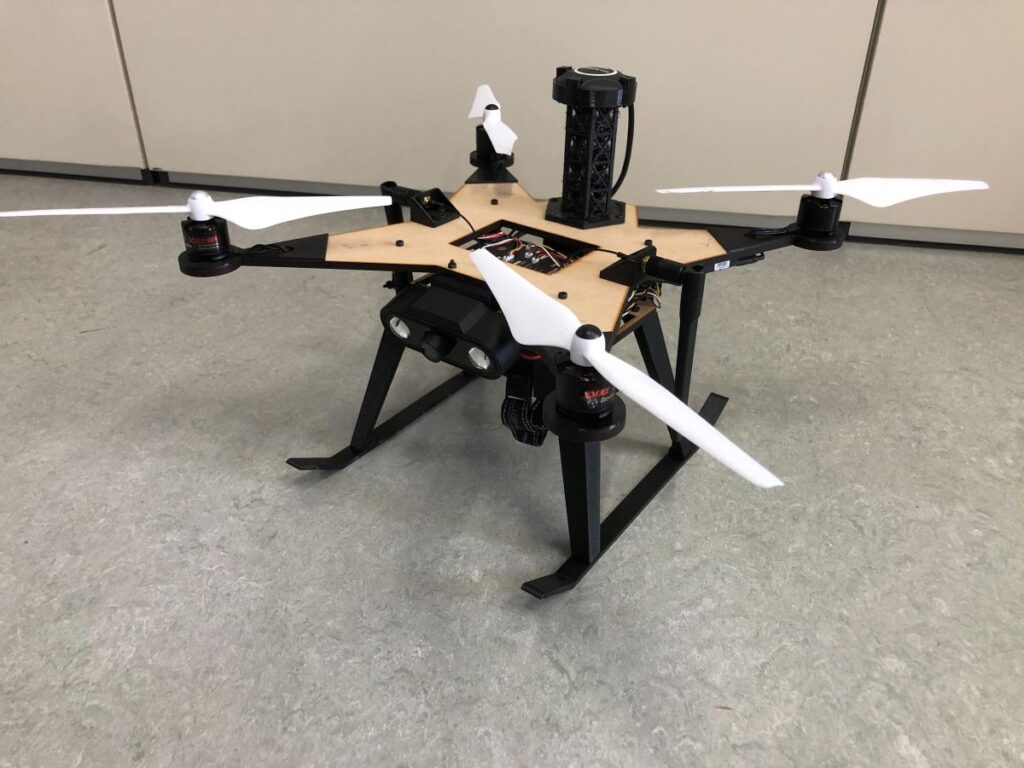 専門学校のドローン授業の講師を務めました。自作ドローンが完成。フライトも無事に成功しました。