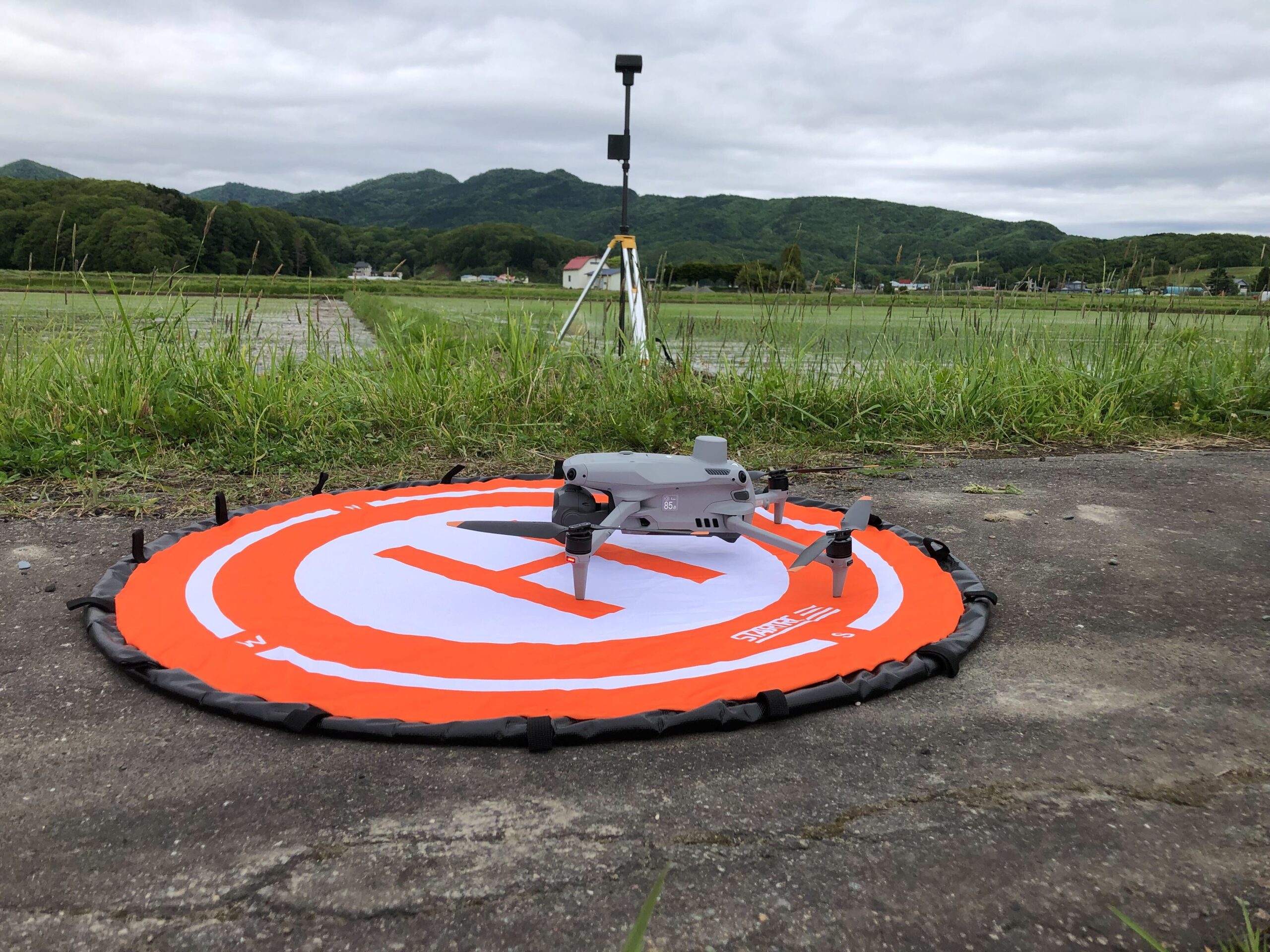HELICAMスタッフが北海道内でDJI MATRICE4E を使用し水稲圃場測量を行いました。