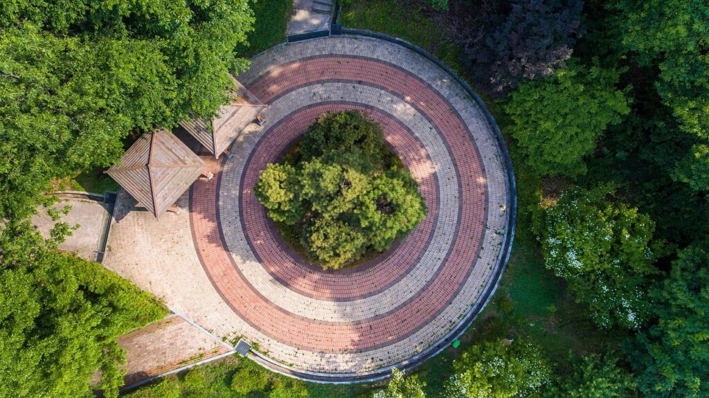 【2025年最新】ドローンが飛ばせる公園まとめ|ルール・申請・初心者におすすめの場所も解説