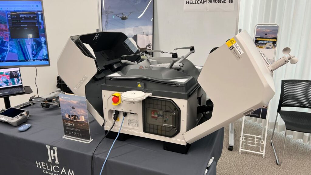 ドーコンICTフェア2025にHELICAMも出展させていただき、ドローンを無人で運用するための全自動ステーション【DJI DOCK 3】 展示しました。