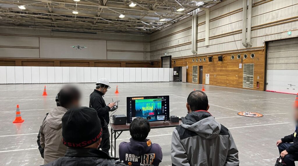 季節労働者様限定「ドローン活用セミナーと初心者体験講習」の講師を担当しました。複数の産業用ドローンを展示しました。