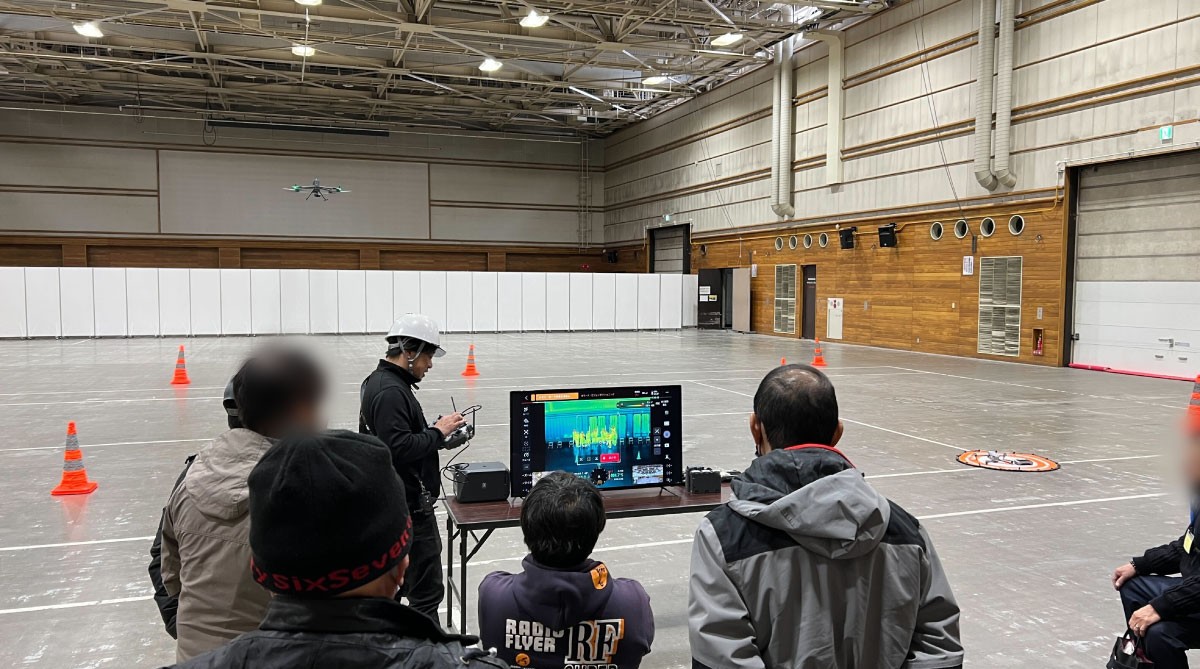 季節労働者様限定「ドローン活用セミナーと初心者体験講習」の講師を担当しました。複数の産業用ドローンを展示しました。