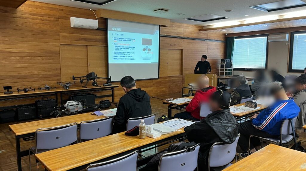 季節労働者様限定「ドローン活用セミナーと初心者体験講習」の講師を担当しました。複数の産業用ドローンを展示しました。