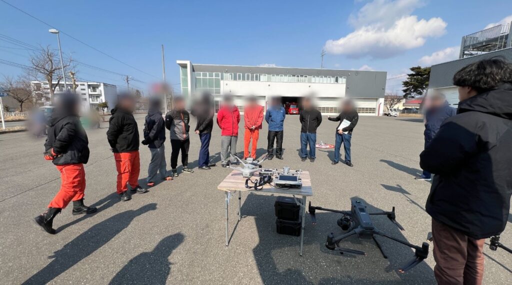 大型産業用ドローンMatrice 400から趣味や動画写真撮影など一般向けドローンDJI Mini 5 Pro、DJI Air 3Sなどを使用したデモを行いました。