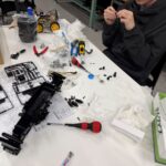 学生とつくる・ロボットカーコンテストに向け、車体の製作サポート講師を担当しました。