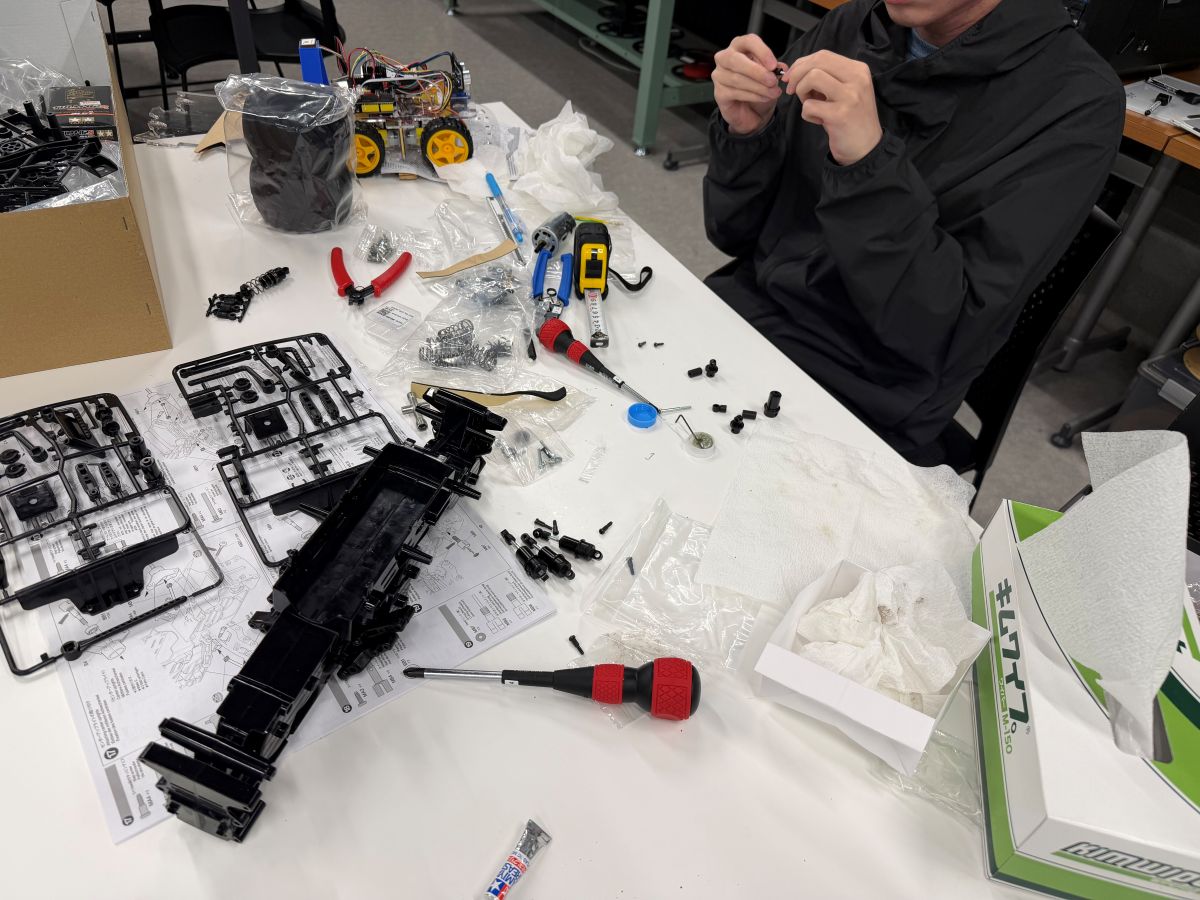 学生とつくる・ロボットカーコンテストに向け、車体の製作サポート講師を担当しました。