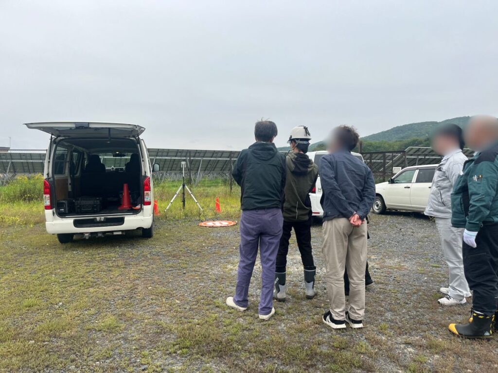 赤外線サーマルカメラを搭載した「DJI Matrice 4T」を使用し、弊社スタッフがソーラーパネル点検を行いました。